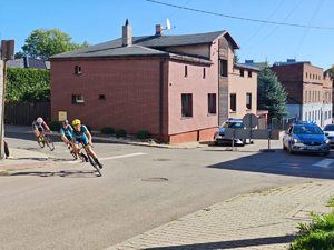 Zdjęcie kolarzy oraz policjantów zabezpieczających wyścig