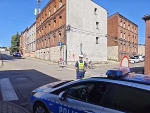 Zdjęcie kolarzy oraz policjantów zabezpieczających wyścig