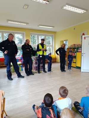 Zdjęcie policjantów z przedszkolakami