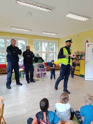 Zdjęcie policjantów z przedszkolakami