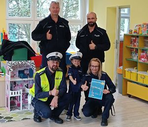 Zdjęcie policjantów z przedszkolakami