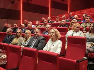 Zdjęcie strażników miejskich oraz gości podczas uroczystości z okazji Dnia Strażnika Miejskiego