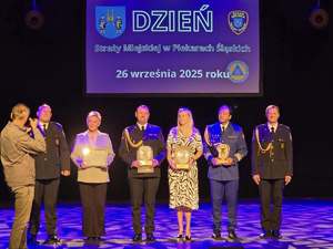 Zdjęcie strażników miejskich oraz gości podczas uroczystości z okazji Dnia Strażnika Miejskiego