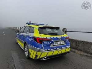 Zdjęcie policyjnego radiowozu we mgle