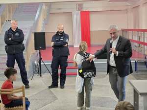 Zdjęcie policjantów oraz Posła wraz z uczniami podczas spotkania w szkole