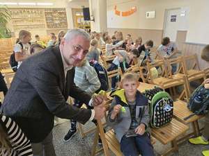 Zdjęcie policjantów oraz Posła wraz z uczniami podczas spotkania w szkole