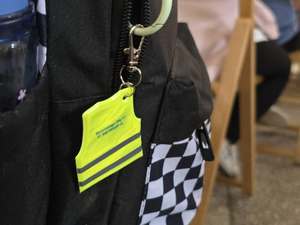 Zdjęcie policjantów oraz Posła wraz z uczniami podczas spotkania w szkole