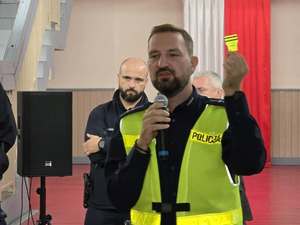 Zdjęcie policjantów oraz Posła wraz z uczniami podczas spotkania w szkole