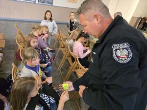 Zdjęcie policjantów oraz Posła wraz z uczniami podczas spotkania w szkole