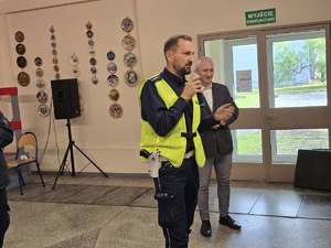Zdjęcie policjantów oraz Posła wraz z uczniami podczas spotkania w szkole