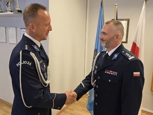 Zdjęcia uczestników uroczystej zbiórki z okazji zmiany Komendanta Miejskiego Policji w Piekarach Śląskich