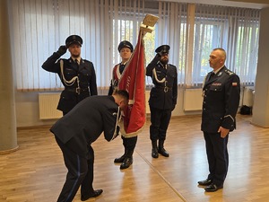 Zdjęcia uczestników uroczystej zbiórki z okazji zmiany Komendanta Miejskiego Policji w Piekarach Śląskich