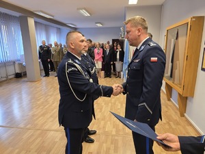 Zdjęcia uczestników uroczystej zbiórki z okazji zmiany Komendanta Miejskiego Policji w Piekarach Śląskich
