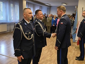 Zdjęcia uczestników uroczystej zbiórki z okazji zmiany Komendanta Miejskiego Policji w Piekarach Śląskich