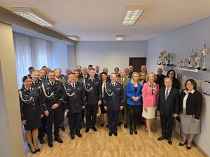 Zdjęcia uczestników uroczystej zbiórki z okazji zmiany Komendanta Miejskiego Policji w Piekarach Śląskich