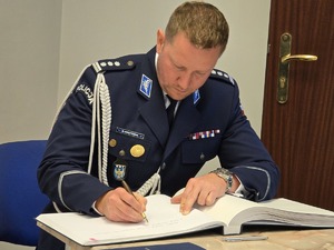 Zdjęcia uczestników uroczystej zbiórki z okazji zmiany Komendanta Miejskiego Policji w Piekarach Śląskich