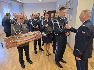 Zdjęcia uczestników uroczystej zbiórki z okazji zmiany Komendanta Miejskiego Policji w Piekarach Śląskich