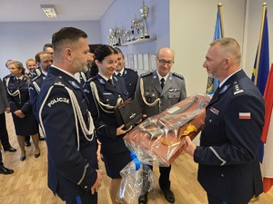 Zdjęcia uczestników uroczystej zbiórki z okazji zmiany Komendanta Miejskiego Policji w Piekarach Śląskich