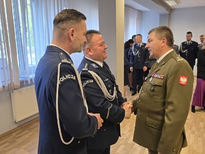 Zdjęcia uczestników uroczystej zbiórki z okazji zmiany Komendanta Miejskiego Policji w Piekarach Śląskich