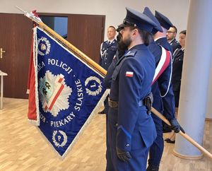Zdjęcia uczestników uroczystej zbiórki z okazji zmiany Komendanta Miejskiego Policji w Piekarach Śląskich