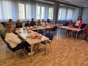 Zdjęcia z przemarszu "Różowej wstążki" oraz spotkania z przedstawicielkami stowarzyszenia w piekarskiej komendzie