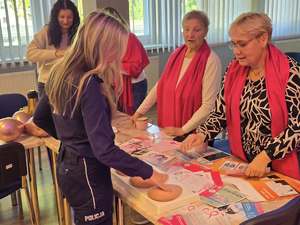 Zdjęcia z przemarszu "Różowej wstążki" oraz spotkania z przedstawicielkami stowarzyszenia w piekarskiej komendzie