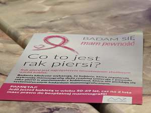 Zdjęcia z przemarszu "Różowej wstążki" oraz spotkania z przedstawicielkami stowarzyszenia w piekarskiej komendzie