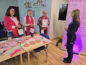 Zdjęcia z przemarszu "Różowej wstążki" oraz spotkania z przedstawicielkami stowarzyszenia w piekarskiej komendzie