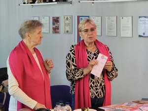 Zdjęcia z przemarszu "Różowej wstążki" oraz spotkania z przedstawicielkami stowarzyszenia w piekarskiej komendzie