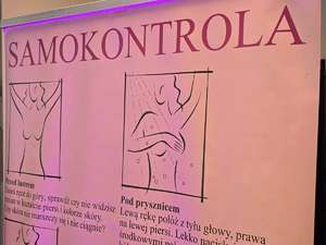 Zdjęcia z przemarszu "Różowej wstążki" oraz spotkania z przedstawicielkami stowarzyszenia w piekarskiej komendzie