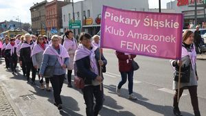 Zdjęcia z przemarszu "Różowej wstążki" oraz spotkania z przedstawicielkami stowarzyszenia w piekarskiej komendzie