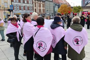 Zdjęcia z przemarszu "Różowej wstążki" oraz spotkania z przedstawicielkami stowarzyszenia w piekarskiej komendzie