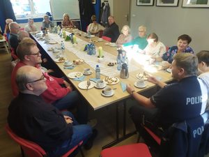 Zdjęcie policjantów podczas spotkania z osobami z Polskiego Związku Niewidomych