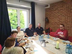 Zdjęcie policjantów podczas spotkania z osobami z Polskiego Związku Niewidomych