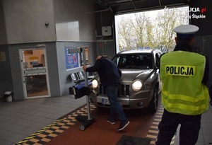 Zdjęcie przedstawia pojazd kontrolowany na stacji kontroli pojazdów.