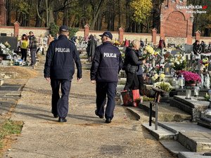 Zdjęcie policjantów podczas patrolu cmentarzy