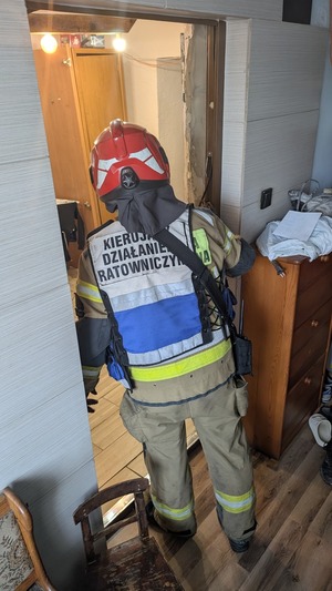 Zdjęcie strażaka podczas wejścia do mieszkania