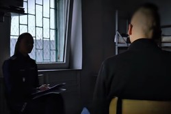 Zdjęcie policjantki podczas rozmowy z mężczyzną