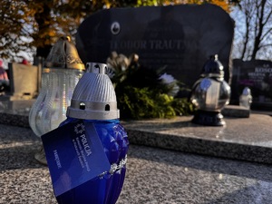 Zdjęcie policjantów podczas składania zniczy na gromach zasłużonych osób dla regionu