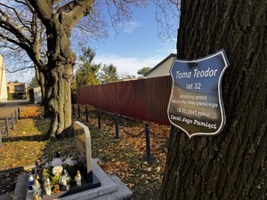 Zdjęcie policjantów podczas składania zniczy na gromach zasłużonych osób dla regionu