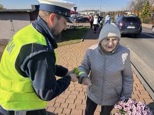 Zdjęcie policjanta podczas rozdawania odblasków