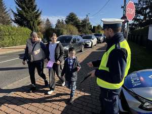 Zdjęcie policjanta podczas rozdawania odblasków