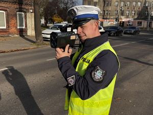 Zdjęcie policjanta kontrolującego prędkość