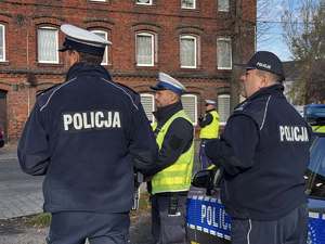 Zdjęcie policjantów przy radiowozie