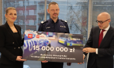 Zdjęcie Komendanta Głównego Policji oraz przedstawicieli Fundacji Orlen