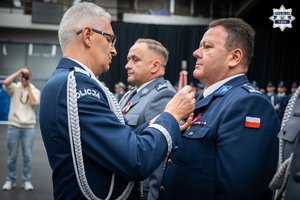 Zdjęcie Komendanta Wojewódzkiego Policji w Katowicach podczas wręczania medalu Komendantowi Miejskiemu Policji w Piekarach Śląskich