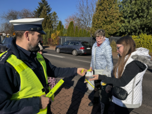 Zdjęcie policjanta podczas rozdawania odblasków