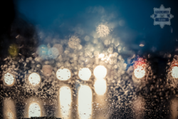 Zdjęcie świateł drogowych w deszczu