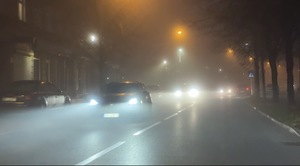 Zdjęcie jadącego samochodu we mgle