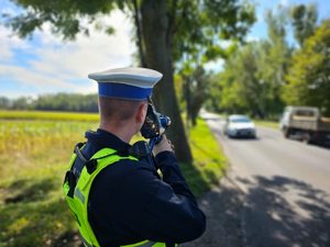 Zdjęcie policjanta kontrolującego prędkość